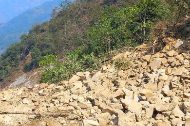 सुक्खा पहिरोले कोशी राजमार्ग अवरुद्ध, पहिरोमा परी एक घाइते